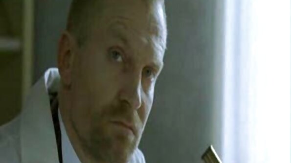 බැල්ලියන් දෙදෙනෙකු ගින්න ඉදිරිපිට නිරුවත් වන අතර පසුව ඔවුන් ලෙස්බියන් ලිංගිකව හැසිරේ