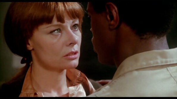 පිරිමි ළමයෙකු සමඟ සෝෆා මත සිටින විට දුඹුරු කාන්තාවන් දෙදෙනෙක් අවධානයට ලක් වෙති