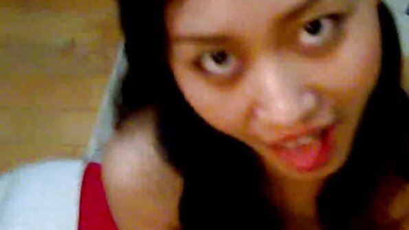 ගැහැණු ළමයින් දෙදෙනෙකු පිරිමි ළමයින් දෙදෙනෙකු සමඟ වාෂ්ප හතරේ කණ්ඩායමකට සහභාගී වේ