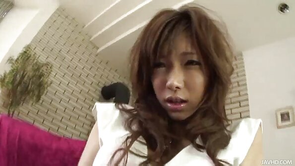 විශාල මිනිසුන් දෙදෙනෙක් නිදන කාමරයේ උණුසුම් කාන්තාවන් දෙදෙනෙකුට කෙලවමින් සිටිති