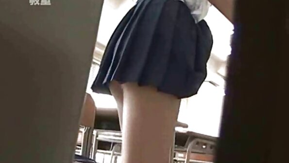 පරිපූර්ණ පෙනුමක් ඇති blondes දෙදෙනෙකු යෝග වෙනුවට ලෙස්බියන් ලිංගිකත්වයේ යෙදේ