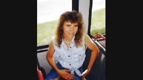 අලංකාර ලෙසී දෙකක් අතර උද්යෝගිමත් මුඛ සංසර්ගය