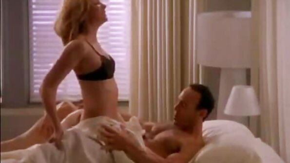 පච්ච කොටා ගත් රතු හිස ඇගේ අපතයේ කෙලවන ලෙස ඉල්ලයි