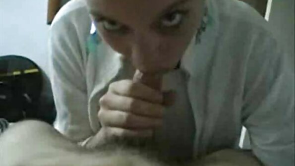 සරාගී මුඩුක්කු දෙදෙනෙක් ත්‍රිකෝණයක ගැඹුරින් කෙලවමින් සිටිති