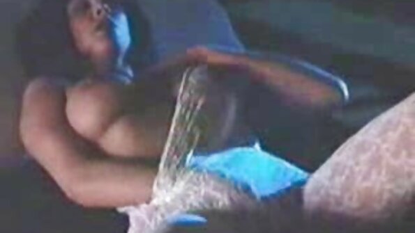 උද්යෝගිමත් දහවල් කුකුළා පැදීම ඇයට අවශ්‍ය වේ