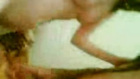 Rahyndee James කාමුක දර්ශන නරඹන අතර රැකියාවේදී ස්වයං වින්දනයේ යෙදෙයි