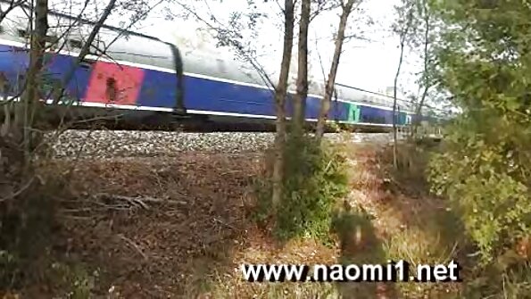 Raven haired යෞවන සොඳුරිය කැමරාවක් සහිත කොල්ලෙකුට කෙලවෙයි