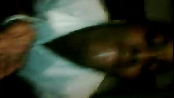 රෙඩ්හෙඩ් ඇගේ හිසකෙස් සහිත පුකේ ගැඹුරට කුකුළෙකු ලබා ගැනීමට විවෘත කරයි