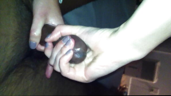 රුසියානු brunette රතු හිසකෙස් ඇති නේවාසික මිතුරෙකු සමඟ මිතුරෙකුගේ කුකුළා බෙදා ගනී