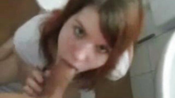 රුසියානු සමලිංගිකයින් ගුද සතුට සඳහා සෙල්ලම් බඩු එළියට ගනී