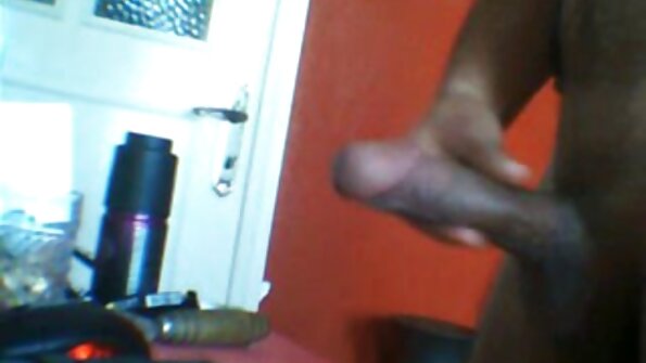 ස්ට්‍රැපෝන් උරා බොන ගැහැණු ළමයා ඇගේ කෙසඟ පුකේ සමග එය මත වාඩි වී සිටී